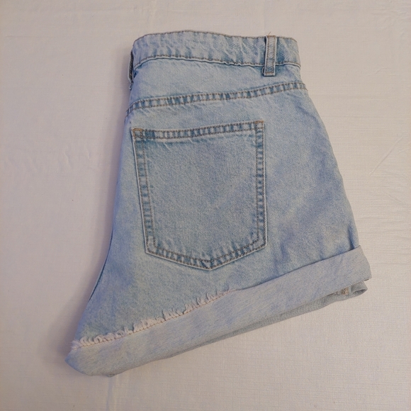 Cotton On Light Wash Rigid Denim Cut Off Mid Rise Relaxed Jean Shorts Size 6 - Picture 9 of 12